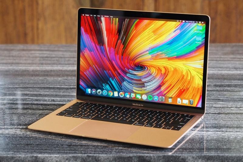 Apple MacBook Air liệu có đáng mua hơn Microsoft Surface Laptop 2 không?