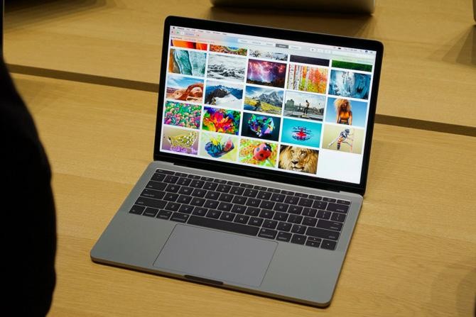 MacBook Pro 2016 có thiết kế mỏng, nhẹ hơn rất nhiều so với các dòng trước đó